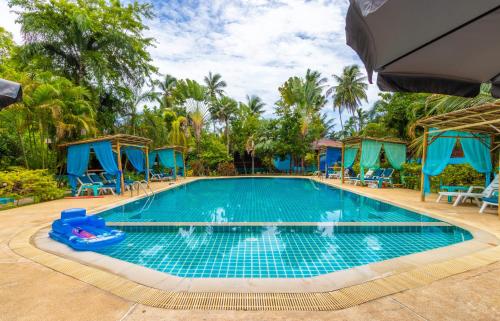 uma piscina num resort em Baan Kiao em Haad Yao