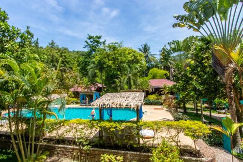 uitzicht op het zwembad van het resort bij Baan Kiao in Haad Yao