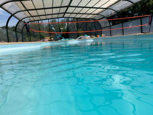 a pool of water in a swimming pool at Montaillon Gîte in Mougon