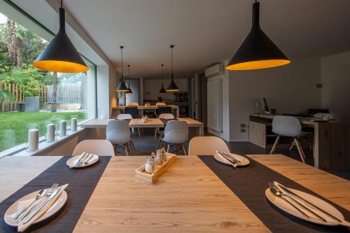a dining room and kitchen with a table and chairs at Le Palme Rooms & Breakfast in Trento