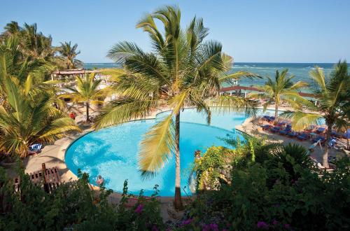 una vista aérea de una piscina con palmeras y el océano en Leopard Beach Resort and Spa en Diani Beach