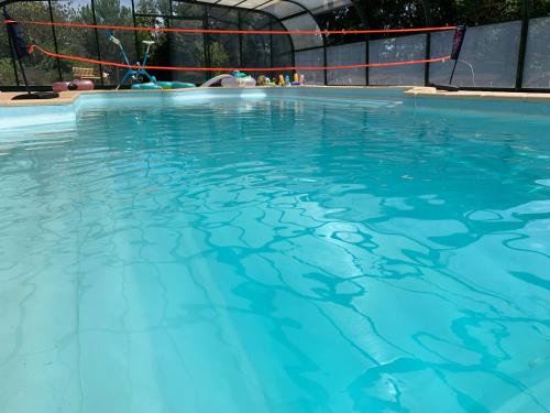 Der Swimmingpool an oder in der Nähe von Montaillon Chambres d'Hôtes
