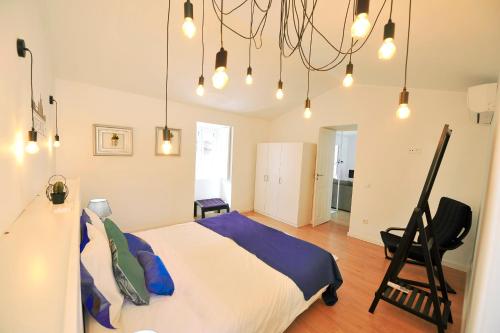 una camera da letto con un letto e una sedia di 137 Private family home -8 min from historic center a Vila Nova de Gaia