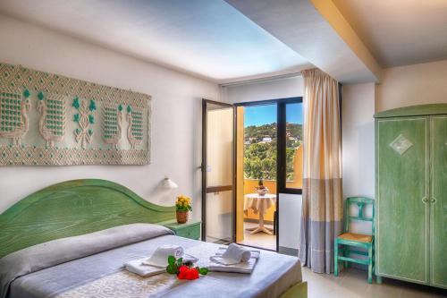 Postel nebo postele na pokoji v ubytování Hotel Cala Dei Pini