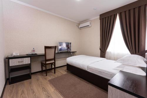Un pat sau paturi într-o cameră la VOYAGE HOTEL