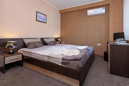 sypialnia z dużym łóżkiem w pokoju w obiekcie Villa Brigantina w Słonecznym Brzegu