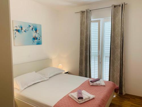 a bedroom with a bed with two towels on it at La Mer 1 in Bol