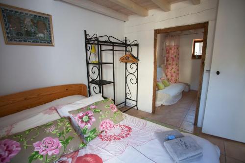 a bedroom with a bed with flowers on it at Maison des Remparts nichée sous la Cité in Carcassonne