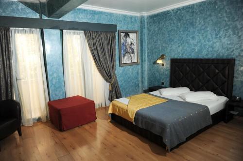 Un pat sau paturi într-o cameră la Villa Orion Hotel