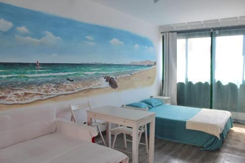 sypialnia z łóżkiem i widokiem na plażę w obiekcie Apartamento muy cercano a playas y pueblo Puerto del Carmen w Puerto del Carmen