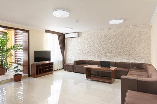 Televisyen dan/atau pusat hiburan di VOYAGE HOTEL