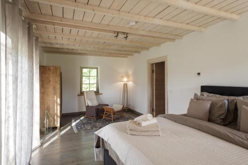 1 dormitorio con 1 cama grande y 1 sofá en Villa Bumba en Liigalaskma