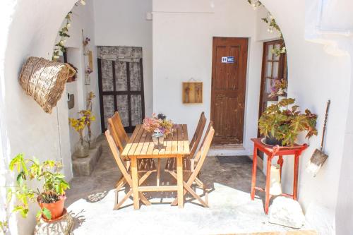 a table and chairs in a room with a door at Casa dos Tios Estremoz-veiros in Veiros