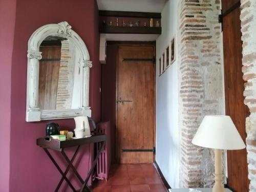 un couloir avec une porte et une table avec une lampe dans l'établissement Logis Rozies Dunes 2 p, à Dunes