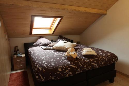 SchalkhovenにあるB&B Nollekes Winningの窓のある大きなベッドのある寝室