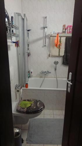 ein Bad mit einer Badewanne und einem WC. in der Unterkunft Bei Inge in Chemnitz