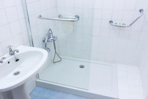 a bathroom with a sink and a tub and a shower at Casa dos Tios Estremoz-veiros in Veiros