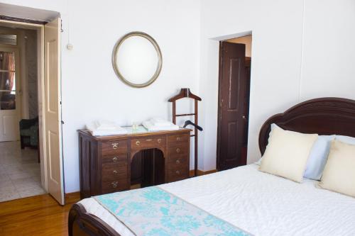 a bedroom with a bed and a mirror on the wall at Casa dos Tios Estremoz-veiros in Veiros