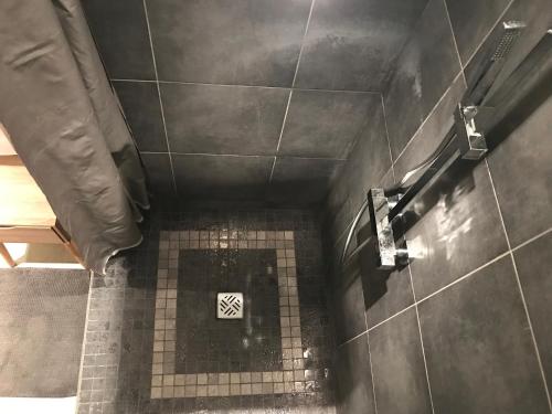 Bilik mandi di Studio de Charme à la Roquette