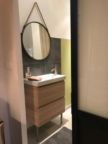 Bilik mandi di Studio de Charme à la Roquette