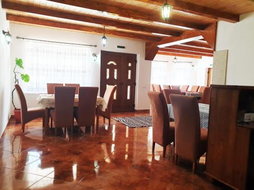 a dining room with a table and chairs at Popas in Breb in Breb