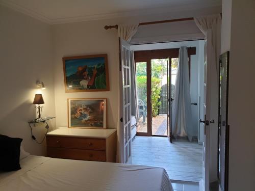 - une chambre avec un lit et une porte donnant sur une terrasse dans l'établissement JAVEA - La Isla, à Jávea