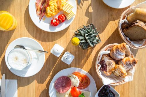 Đồ ăn tại/gần nhà khách