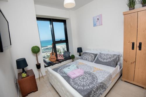 Postel nebo postele na pokoji v ubytování Bat Yam Luxery 5BR Sea View Suite