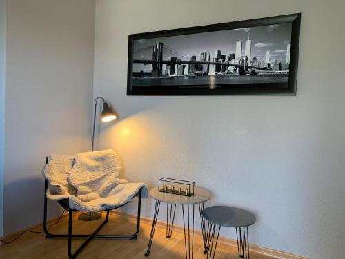 - un salon avec une chaise et une table dans l'établissement Apartment Prestige 2, à Dresde