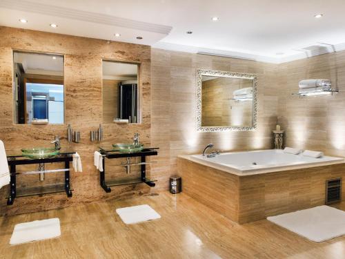 baño con bañera grande y 2 lavabos en Villa Issabella, en Marbella