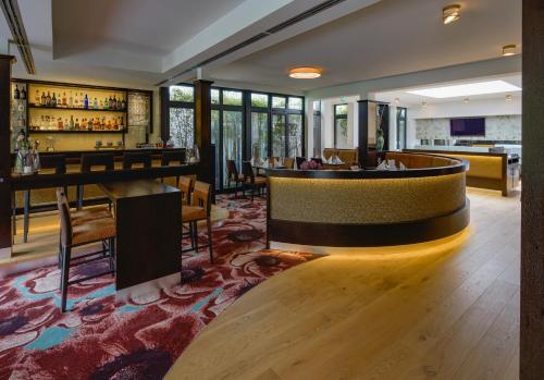 Essensio Hotel Düsseldorfにあるラウンジまたはバー