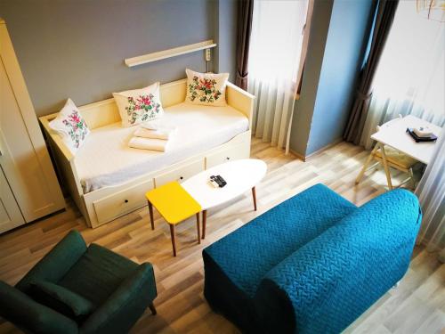 イスタンブールにあるイスタンブール ハブ フラットのベッド1台とソファが備わる小さな客室です。