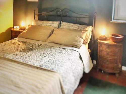 1 dormitorio con 1 cama grande y 2 mesitas de noche en Noi Due Guest House - Fubine Monferrato, en Fubine