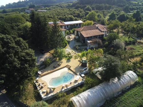 eine Luftansicht eines Hauses mit Pool in der Unterkunft Agriturismo Cascina Knec in Feisoglio