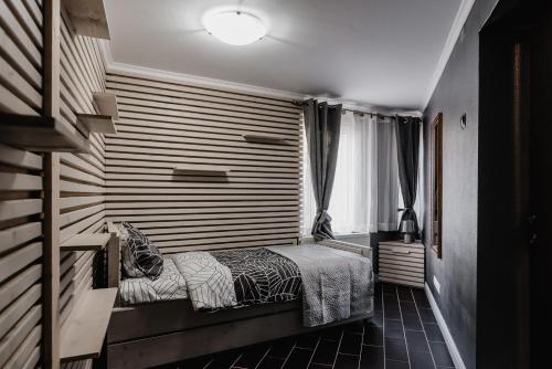 ein kleines Schlafzimmer mit einem Bett und einem Fenster in der Unterkunft Casa Biriș in Cluj-Napoca