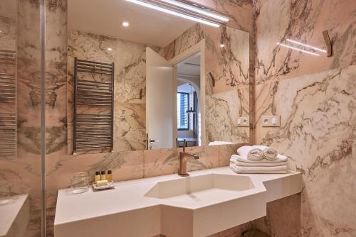 Koupelna v ubytování M Suite Hotel