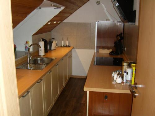 eine Küche mit einer Spüle und einer Arbeitsplatte in der Unterkunft Ferienwohnung Leichlingen in Leichlingen