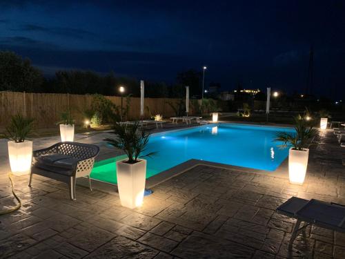 - une piscine éclairée la nuit dans l'établissement Residenze La Villa, à Foggia