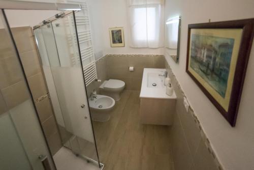 y baño con aseo, lavabo y ducha. en ALL'ANTICO CAMPANILE en Rovigo