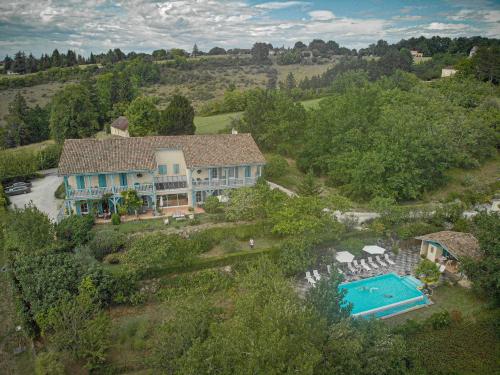 an aerial view of a house with a swimming pool at Maison Olea in Le Bugue