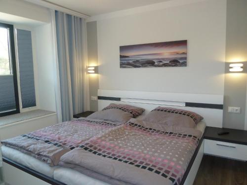 ein Schlafzimmer mit einem Bett mit zwei Kissen in der Unterkunft FeWo Meerblick Prora in Binz
