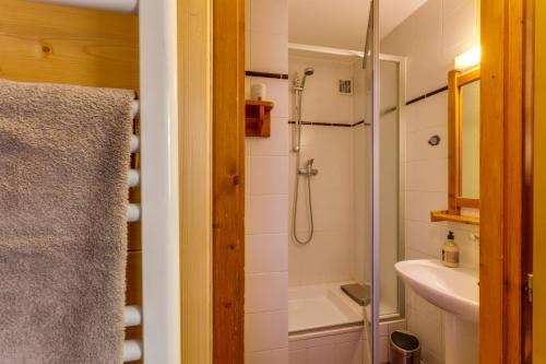 a bathroom with a shower and a sink at R&eacute;sidence Studio Sakura in Val dʼIs&egrave;re