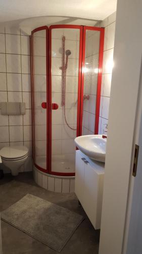 uma casa de banho com um chuveiro, um WC e um lavatório. em Weserbergland-Stop em Halle
