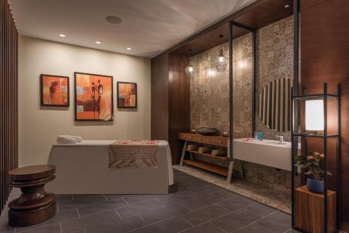 La salle de bains est pourvue d'une baignoire et d'un lavabo. dans l'établissement Neelkanth Sarovar Premiere, à Lusaka