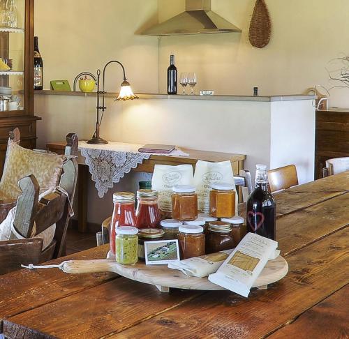 a wooden table with jars of honey on it at Appartamento Girasole - Agriturismo le Selvole in Pomarance