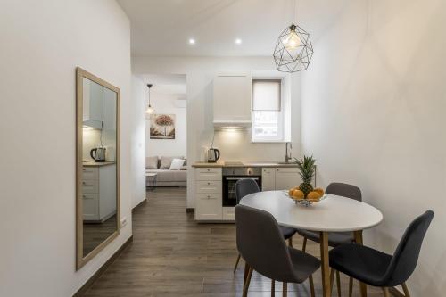 eine Küche und ein Esszimmer mit Tisch und Stühlen in der Unterkunft Apartment Lana in Split