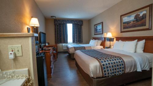 Un pat sau paturi într-o cameră la Miles City Hotel