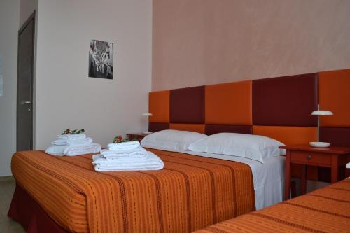 メザーニェにあるB&B Il Viandanteのベッド2台(上段にタオル付)が備わる客室です。