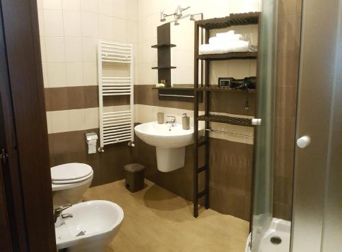 メザーニェにあるB&B Il Viandanteのトイレと洗面台のある小さなバスルーム