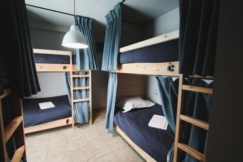Dviaukštė lova arba lovos apgyvendinimo įstaigoje Beppu hostel&cafe ourschestra